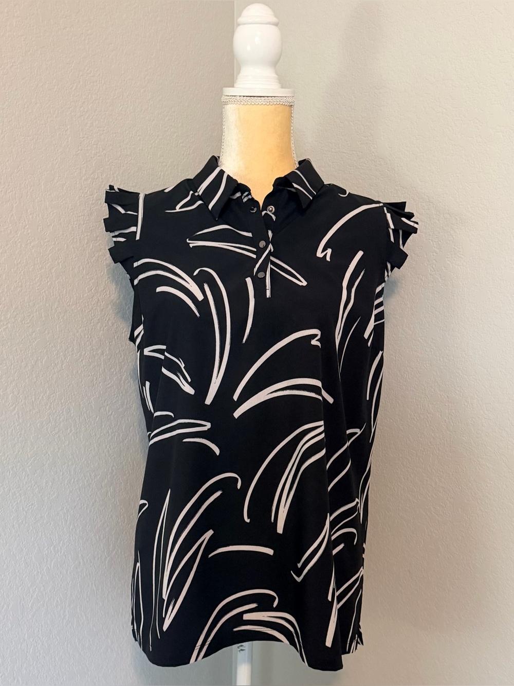 Chico’s Abstract Mod Brush Stroke Ruffle Polo Tank Size 1.5 / 10